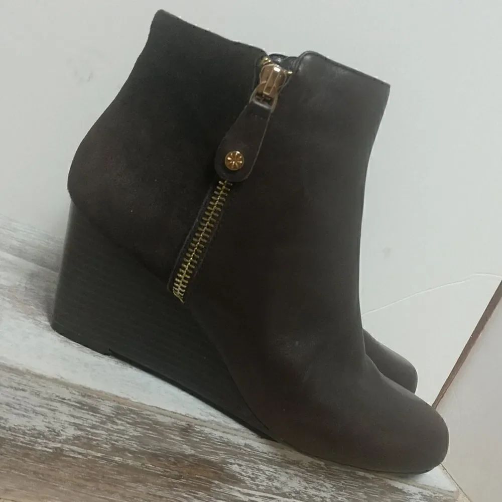 👍 Isaaic Mizarahi Suede & leather Booties Size 7.5W A10